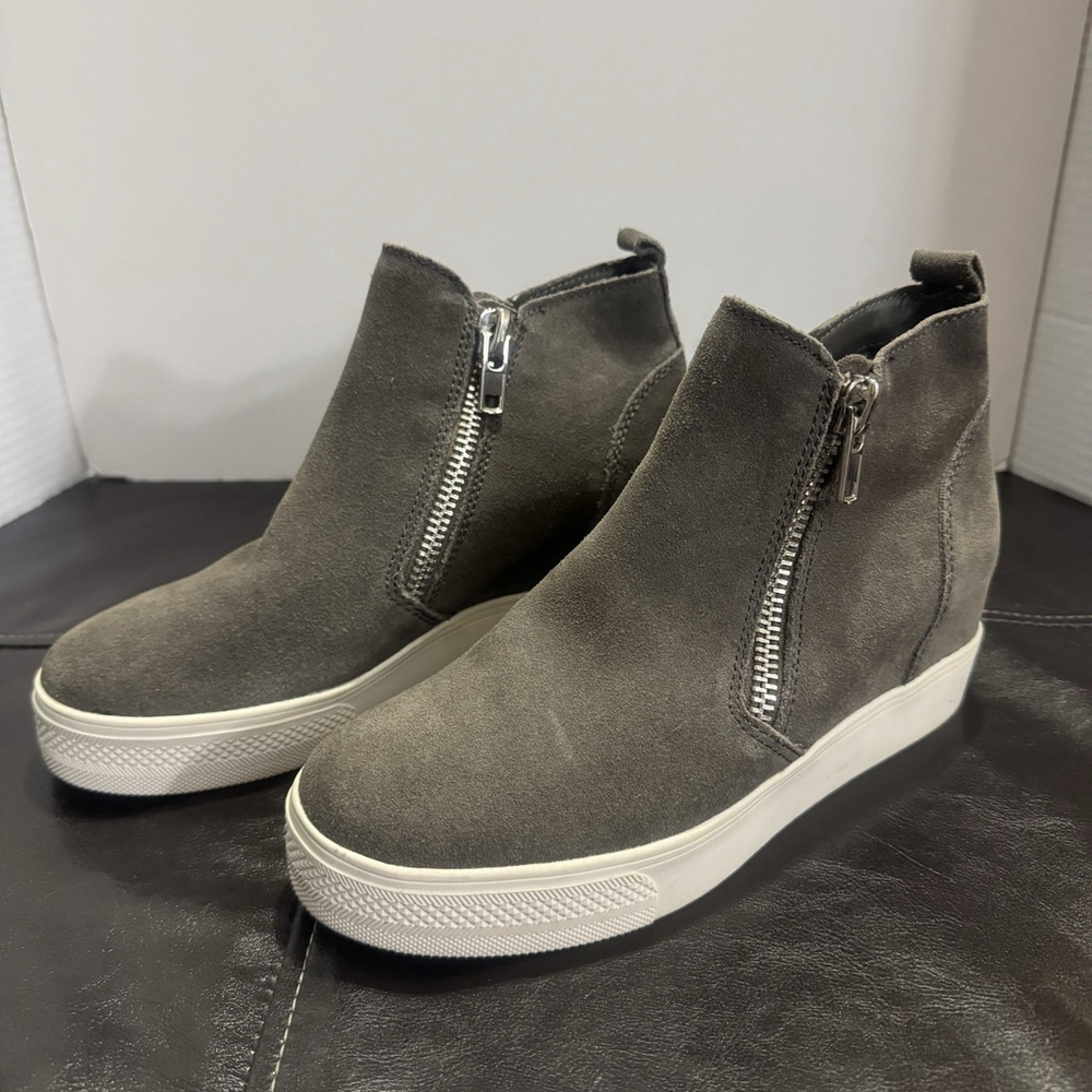 New Steve Madden Wedgie Sneaker Size:8 Grey Suede Women